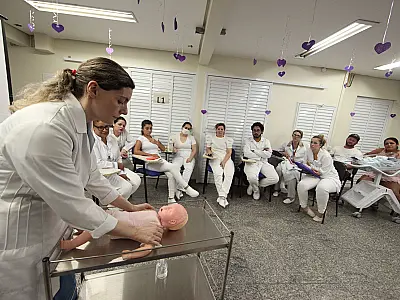 Oficina em Santos ensina técnicas de massagem para bebês a mães e profissionais de saúde
