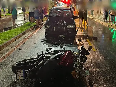 Motociclista bate de frente em carro e é arremessado em Avenida da Praia Grande