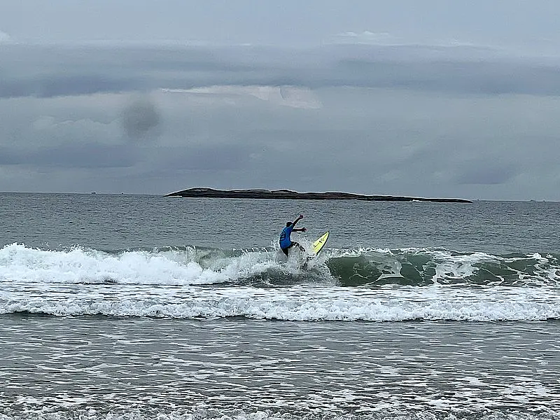 Surf Grommets reúne mais de 100 atletas em campeonato de Surf no Guarujá