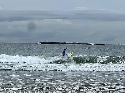 Surf Grommets reúne mais de 100 atletas em campeonato de Surf no Guarujá