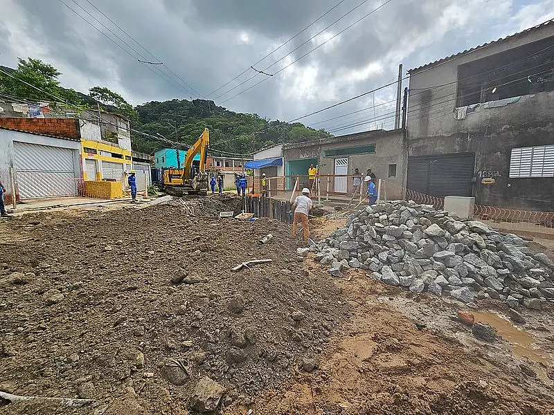 Guarujá inicia obras de contenção do Morro Barreira do João Guarda