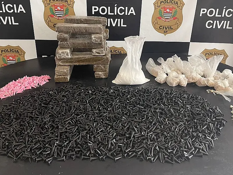 Polícia Civil localiza mais de 18 quilos de drogas escondidas em residência de São Vicente