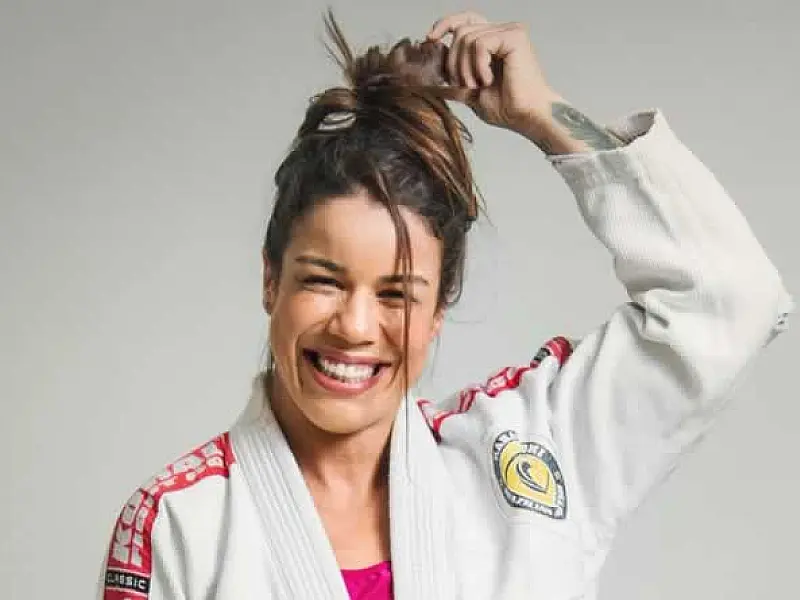 Multimedalhista chega ao Brasil para divulgar livro e treinar mulheres contra a violência