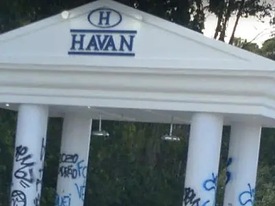 Chuveiro montado pela Havan gera polêmica em praia
