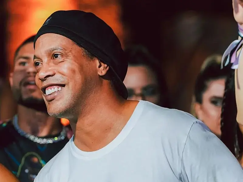 Ronaldinho foge de pênalti e vê time perder em estreia na Liga de Piqué