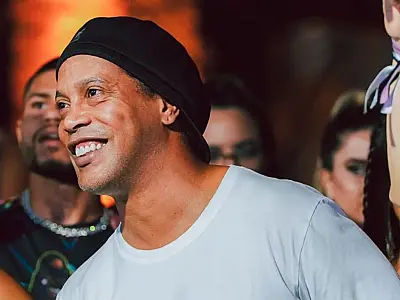 Ronaldinho foge de pênalti e vê time perder em estreia na Liga de Piqué