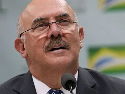 Cidade de irmão de Bolsonaro poderá fazer homenagem a ministro da Educação