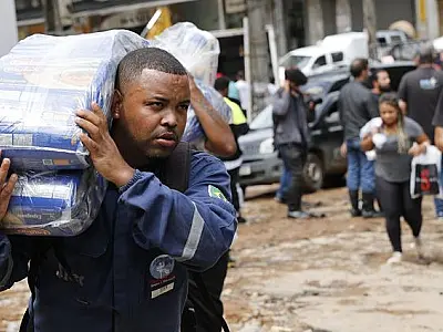 Voluntários se solidarizam e ajudam população de Petrópolis