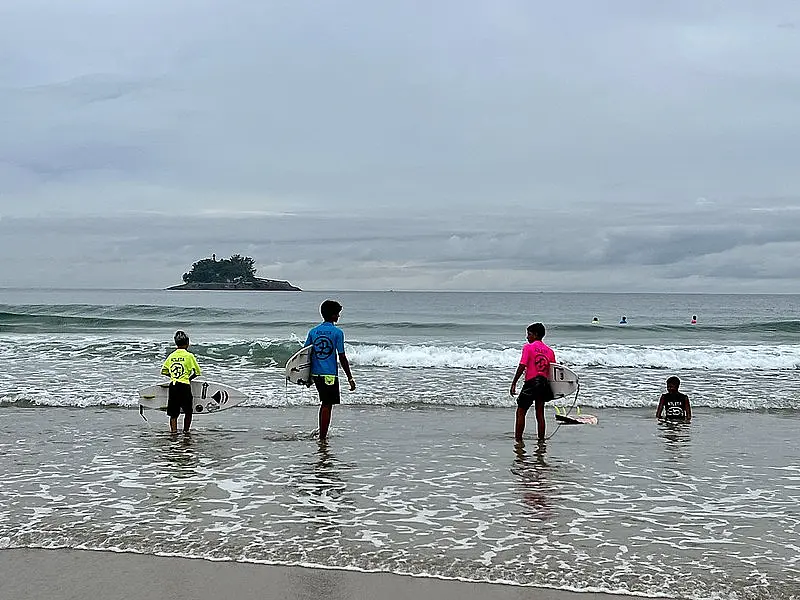 Praia de Pernambuco recebe 3ª edição do Equilibriza Surf Grommets nos dias 3 e 4