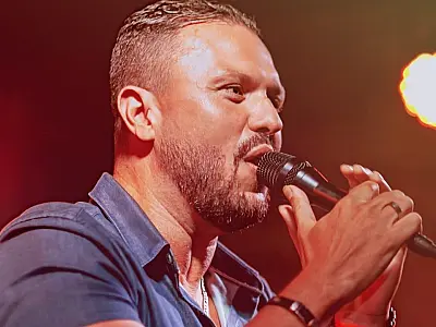 Para comemorar o Carnaval, cantor e compositor santista explica a magia por trás da folia