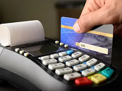Usa mais de um cartão de crédito? Cuidado: veja como evitar dívidas e juros