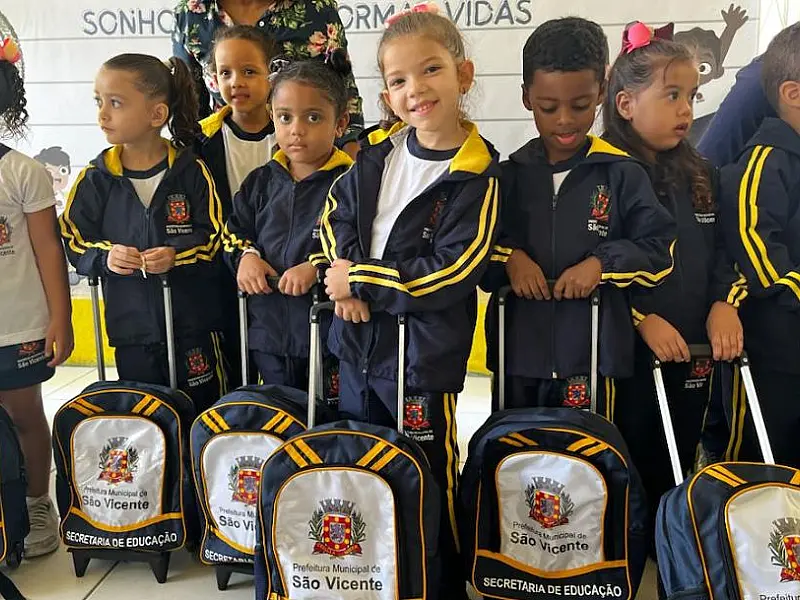 Uniformes de inverno começam a ser entregues de forma inédita nas escolas