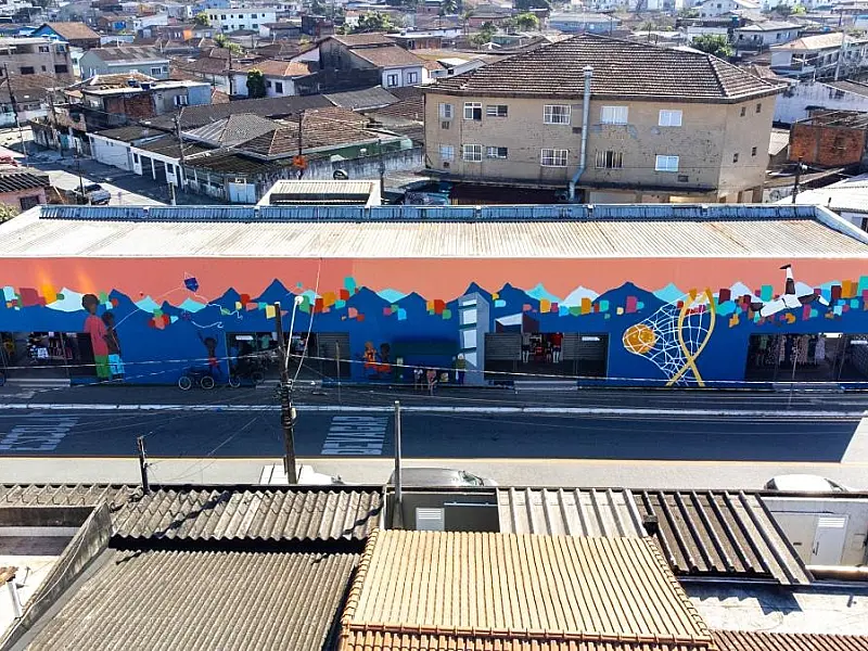 Equipamento de comércio popular ganha arte em homenagem à Zona Noroeste de Santos