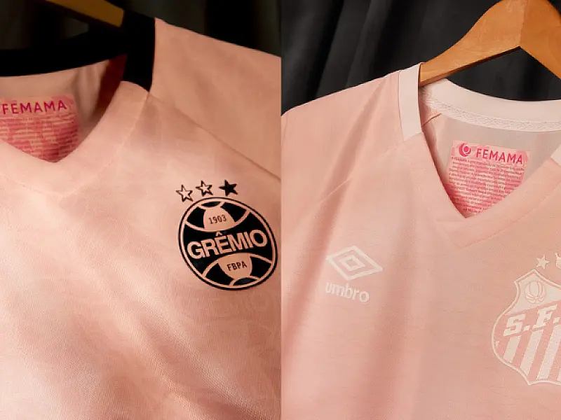 Santos e Grêmio: times se aquecem com camisa em prol do Outubro Rosa antes da partida do Brasileirão