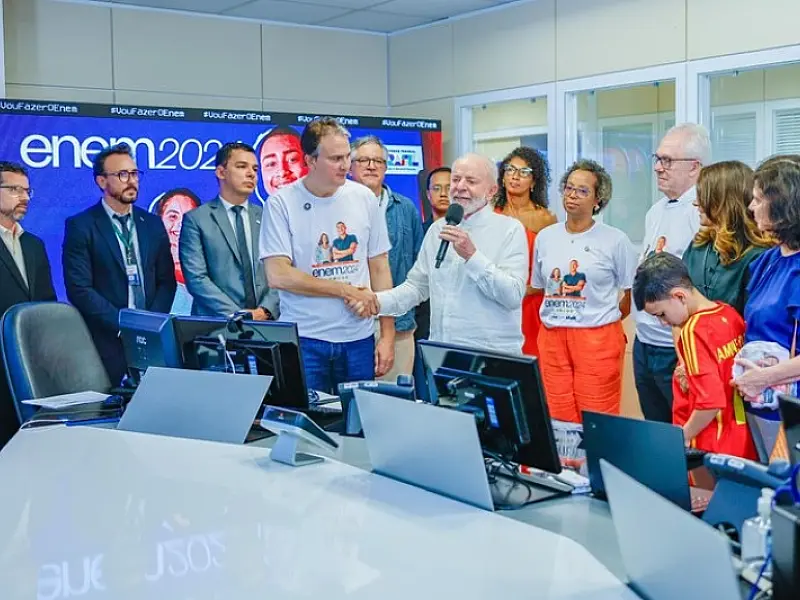 "Educação é símbolo de independência", afirma Lula em visita à Sala de Situação do Enem 2024