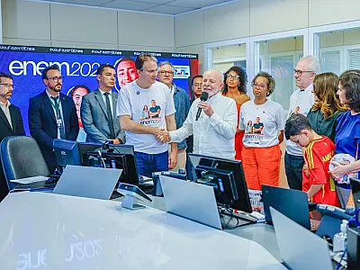 "Educação é símbolo de independência", afirma Lula em visita à Sala de Situação do Enem 2024