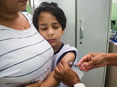 Cerca de 300 pessoas são imunizadas no primeiro dia de vacinação em creches