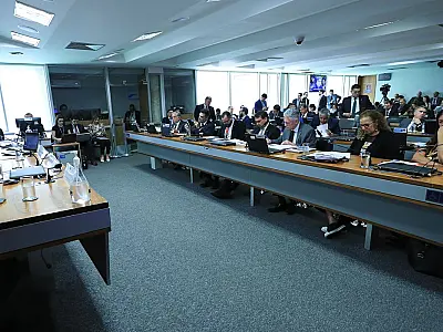 Com decisão de Mendonça, ex-assessor de Bolsonaro falta à CPMI