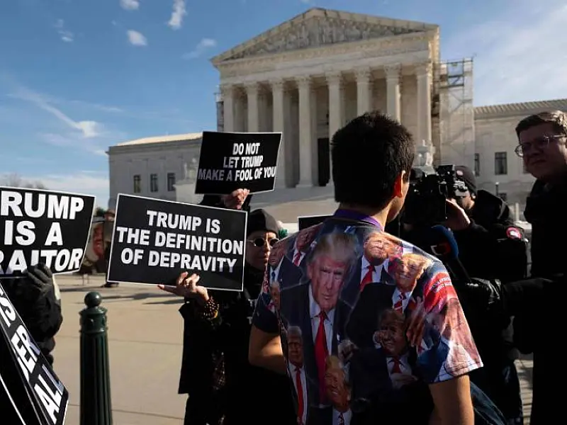 Americanos madrugam sob frio de 2º C por vaga em sessão sobre Trump na Suprema Corte
