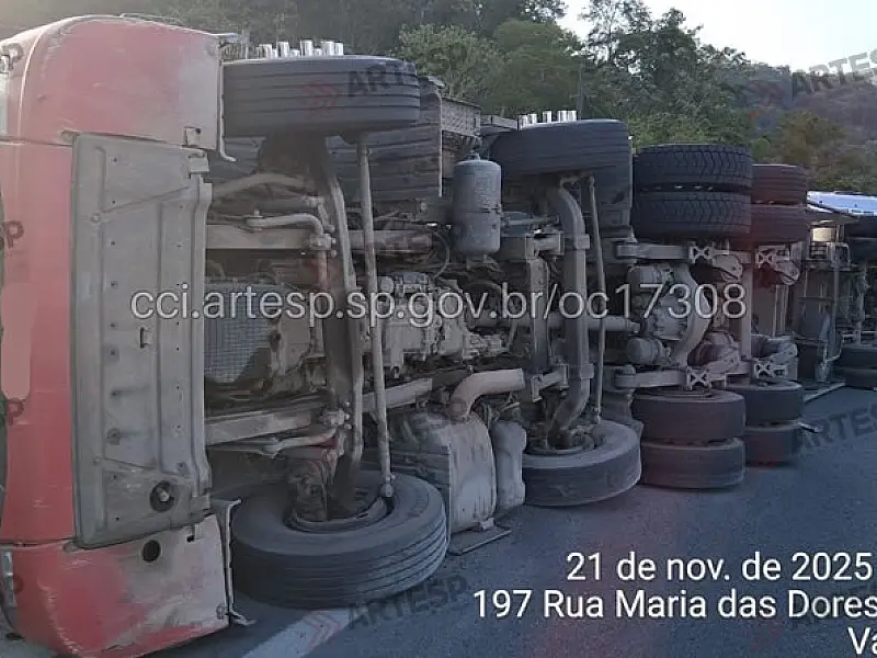 Colisão entre duas carretas provoca tombamento e congestionamento na SP-055 em São Vicente