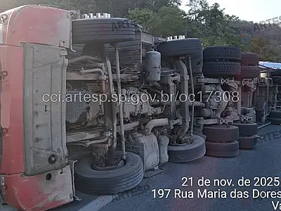 Colisão entre duas carretas provoca tombamento e congestionamento na SP-055 em São Vicente