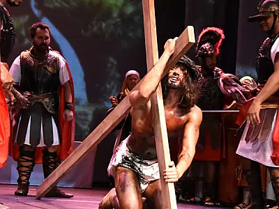 Troca de ingressos solidários para espetáculo da Paixão de Cristo começa hoje, 1, em Praia Grande/SP