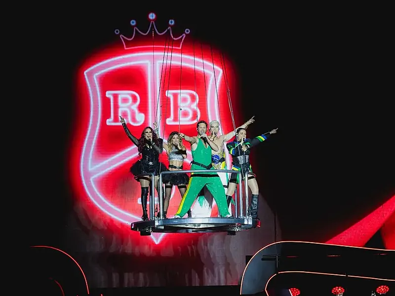 Em primeiro show no Brasil, RBD enaltece os fãs e transforma o Engenhão em caldeirão