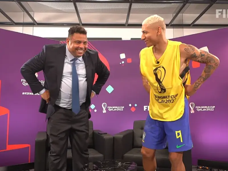 Richarlison se emociona ao encontrar Ronaldo