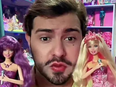 Jovem que se diz o maior colecionador de Barbie no Brasil