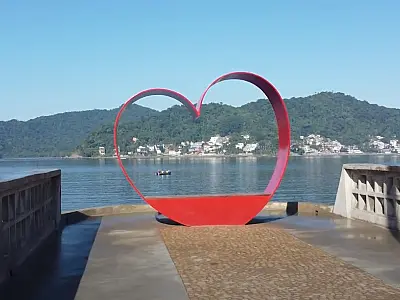 Ao som de Roberto Carlos cover, Píer dos Apaixonados é inaugurado