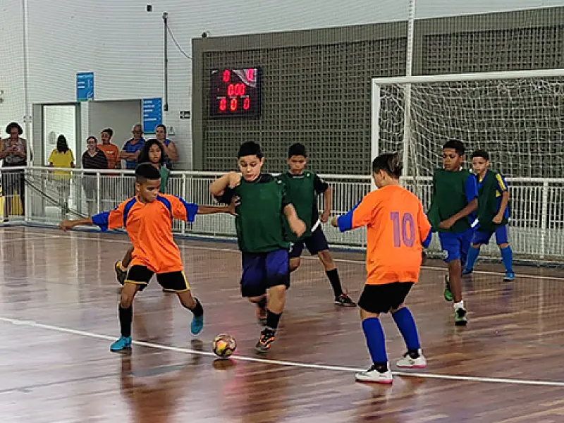 Bola rolando no III Festival Super Escola de Futsal, em Praia Grande