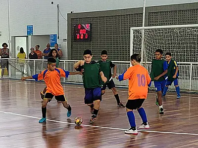 Bola rolando no III Festival Super Escola de Futsal, em Praia Grande