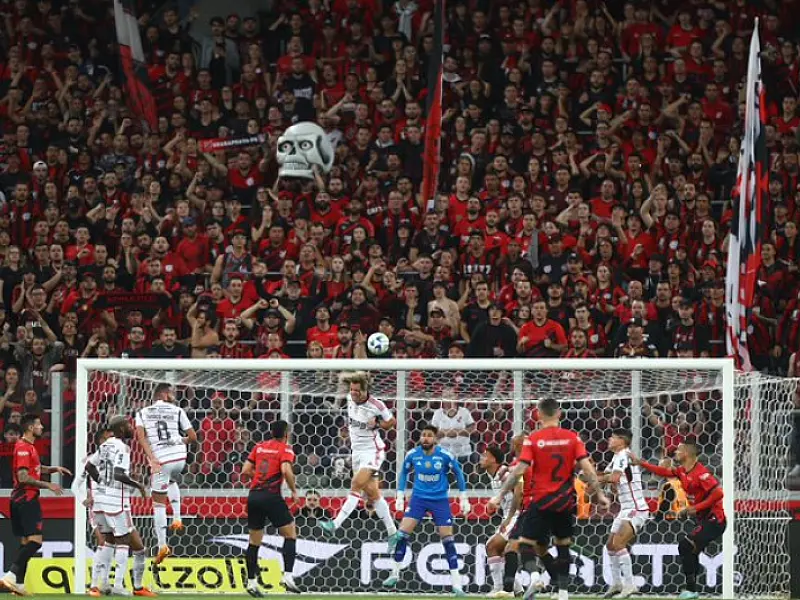 Copa do Brasil: Flamengo derrota Athletico por 2 a 0 e avança para quartas