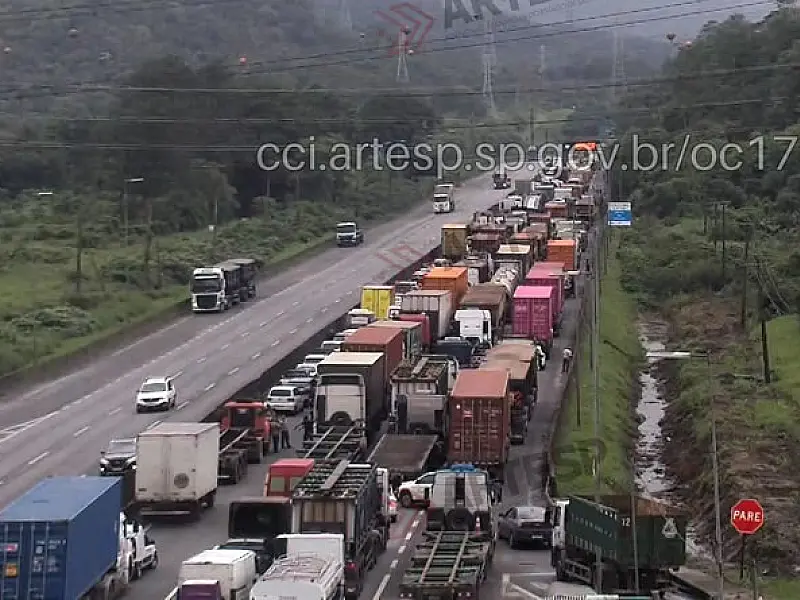 Acidente interdita totalmente a pista da rodovia no litoral paulista