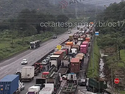 Acidente interdita totalmente a pista da rodovia no litoral paulista