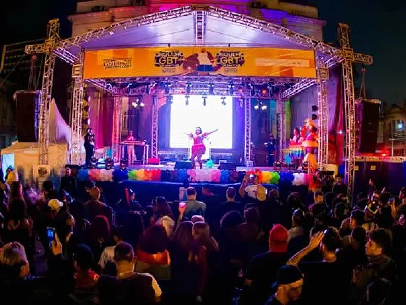Parada do Orgulho LGBT+ de Santos celebra diversidade com feira cultural e marcha no Centro