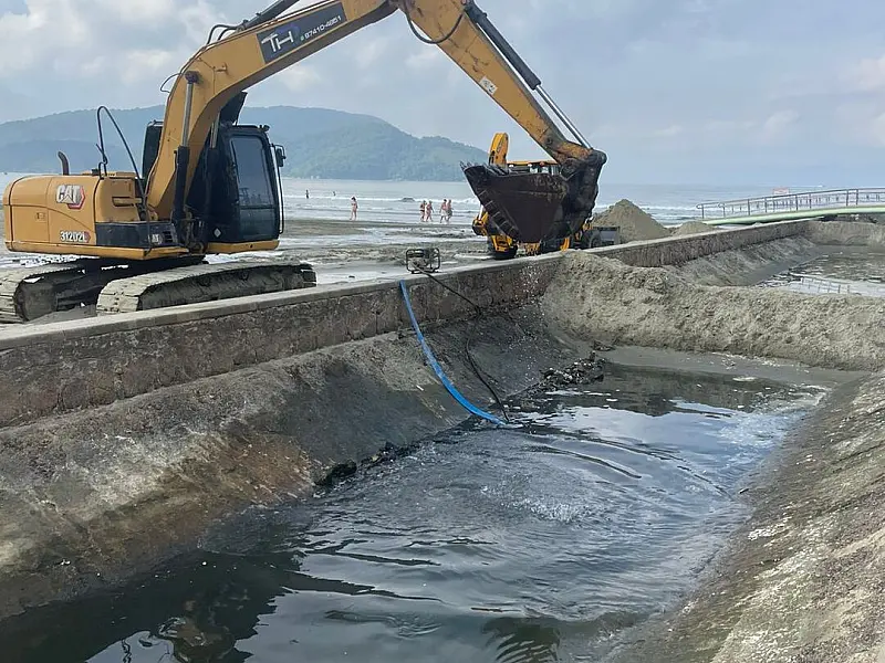 Concluída a recuperação das passarelas sobre os canais na praia de Santos