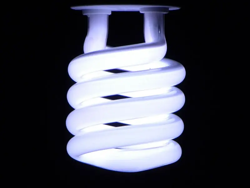 Veja como trocar lâmpadas ineficientes por LED em ação da Neoenergia Elektro em Itanhaém