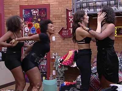 Natália discute com Lina, joga cadeiras e é carregada por brothers; confira o vídeo