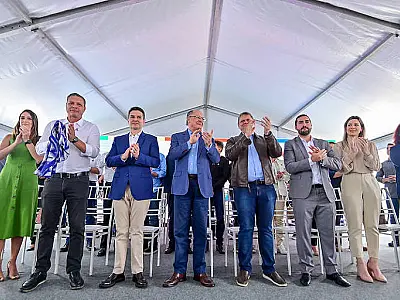 Prefeito de São Vicente abandona palco após ficar irritado com discurso