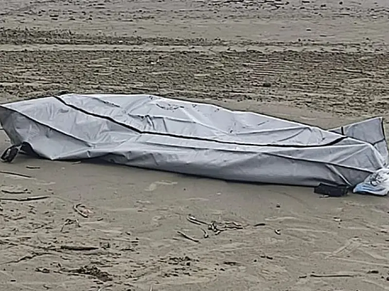 Populares encontram corpo boiando no mar da praia do José Menino, em Santos