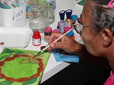 Arteterapia motiva grupo de idosos e vira exposição na cidade de Santos