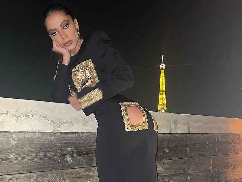 Anitta alcança 1º lugar em mais ouvidas do mundo com 'Envolver'