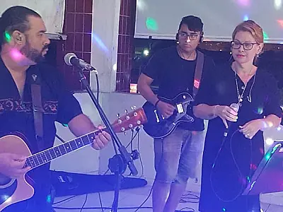 Banda Go Back Revival se apresenta na Praça das Bandeiras no Guarujá