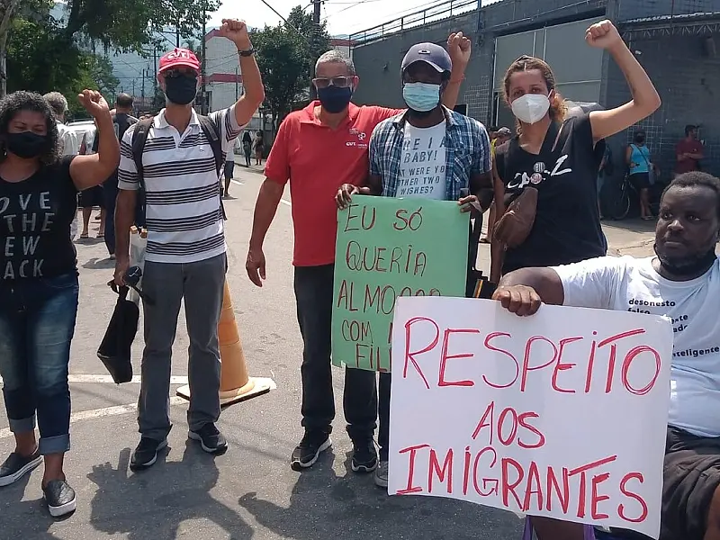 Ato pacífico em frente em Cubatão pede justiça no caso do ganês que sofreu xenofobia na cidade