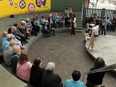 Membros do Vovô Sabe Tudo, netos e frequentadores do Orquidário de Santos vivem manhã de diversão