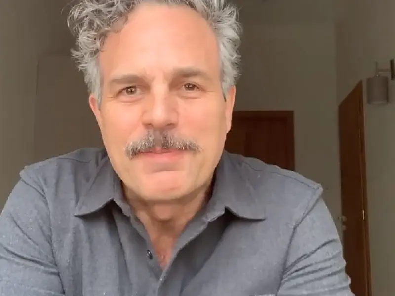 Mark Ruffalo pede para jovens brasileiros tirarem título de eleitor