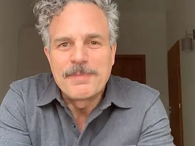 Mark Ruffalo pede para jovens brasileiros tirarem título de eleitor