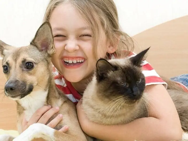 Benefícios e malefícios que um pet traz para bebês e crianças