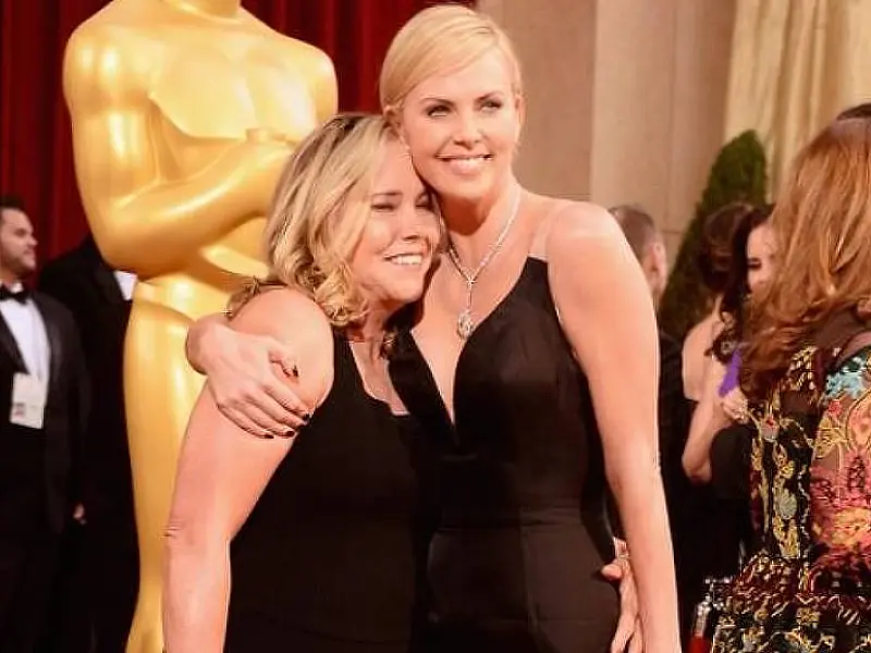 Charlize Theron relembra trauma de ver a mãe matar o pai em legítima defesa: 'Ainda é difícil'